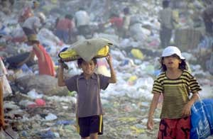 パヤタスゴミ捨て場に住む子供たちの写真